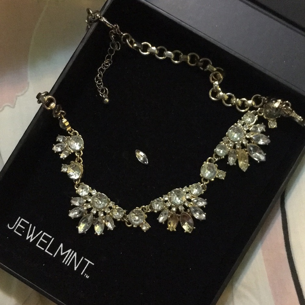 Jeweliq Crystal Necklace